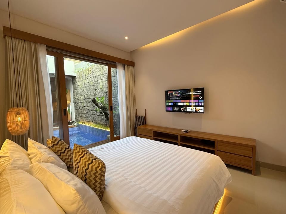 Bed, Swimming pool