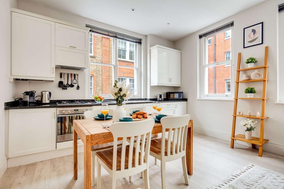 Coffee/tea facilities, Kitchen or kitchenette, Dining area, stove, toaster