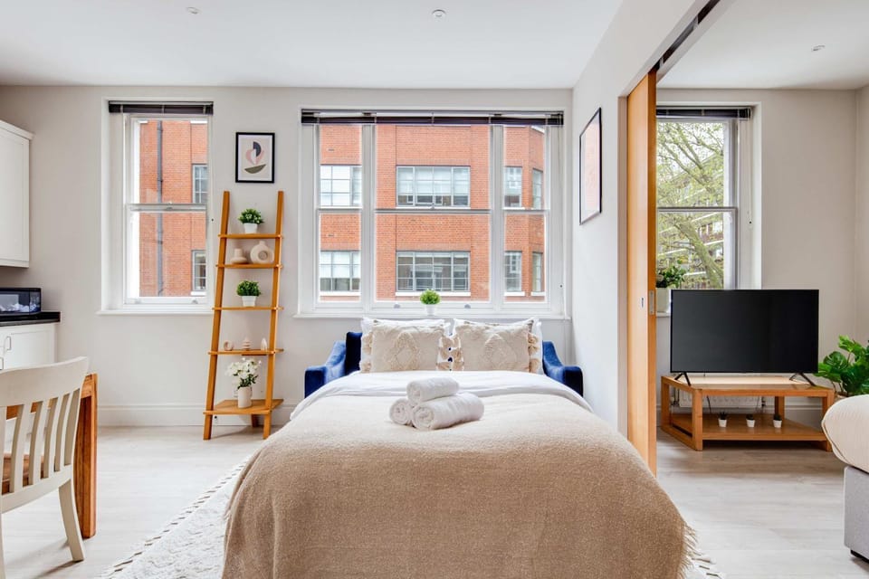 Bed, TV and multimedia, towels