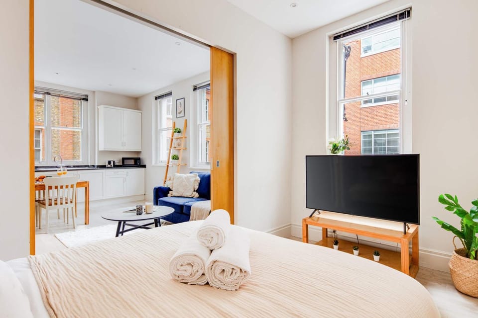 Bed, TV and multimedia, Living room, Seating area, Bedroom, towels