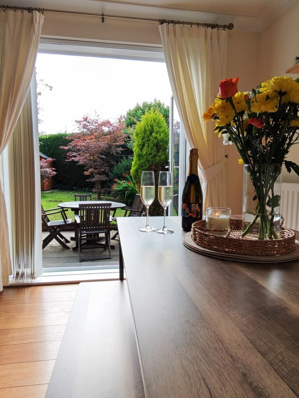 Patio, Garden, View (from property/room), Food and drinks, Dining area, Garden view