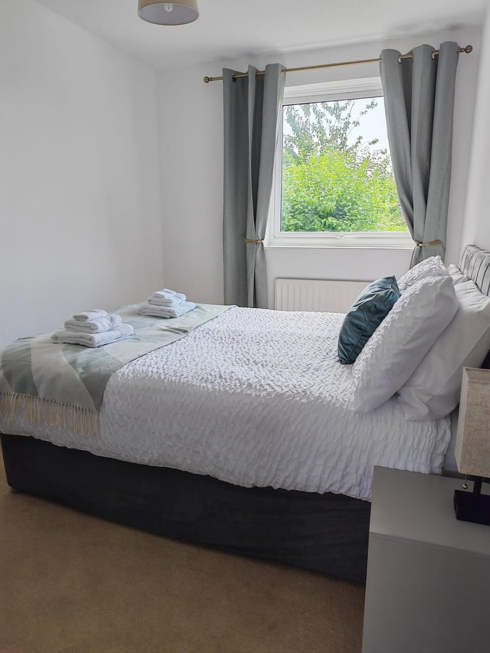 Bed, Photo of the whole room, Bedroom, towels