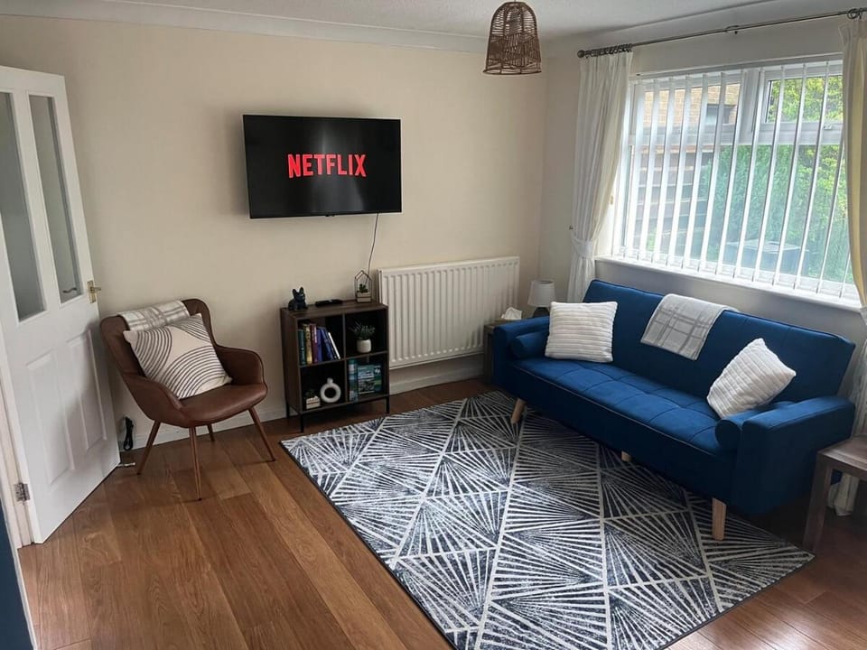 TV and multimedia, Living room, Seating area, Evening entertainment