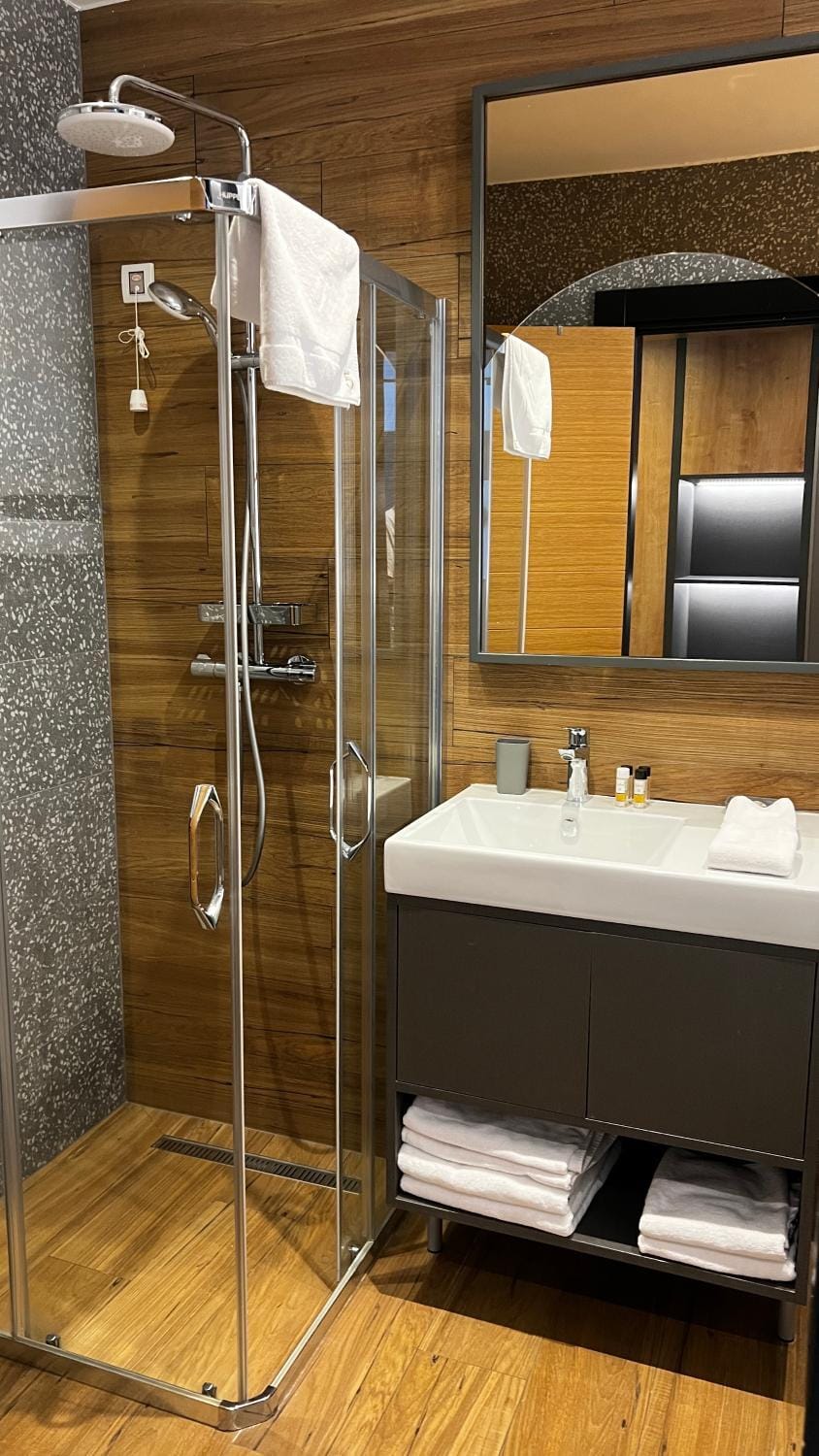 Shower, Bathroom, towels
