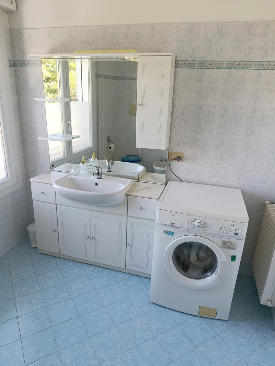 Bathroom, washing machine