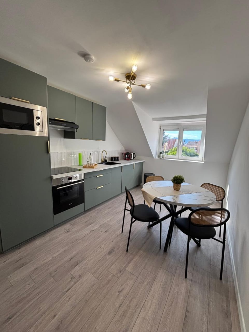 Kitchen or kitchenette, dishwasher