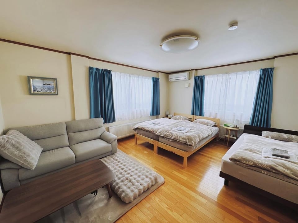 Oversized space for families free parking 2cars Villa in Sapporo