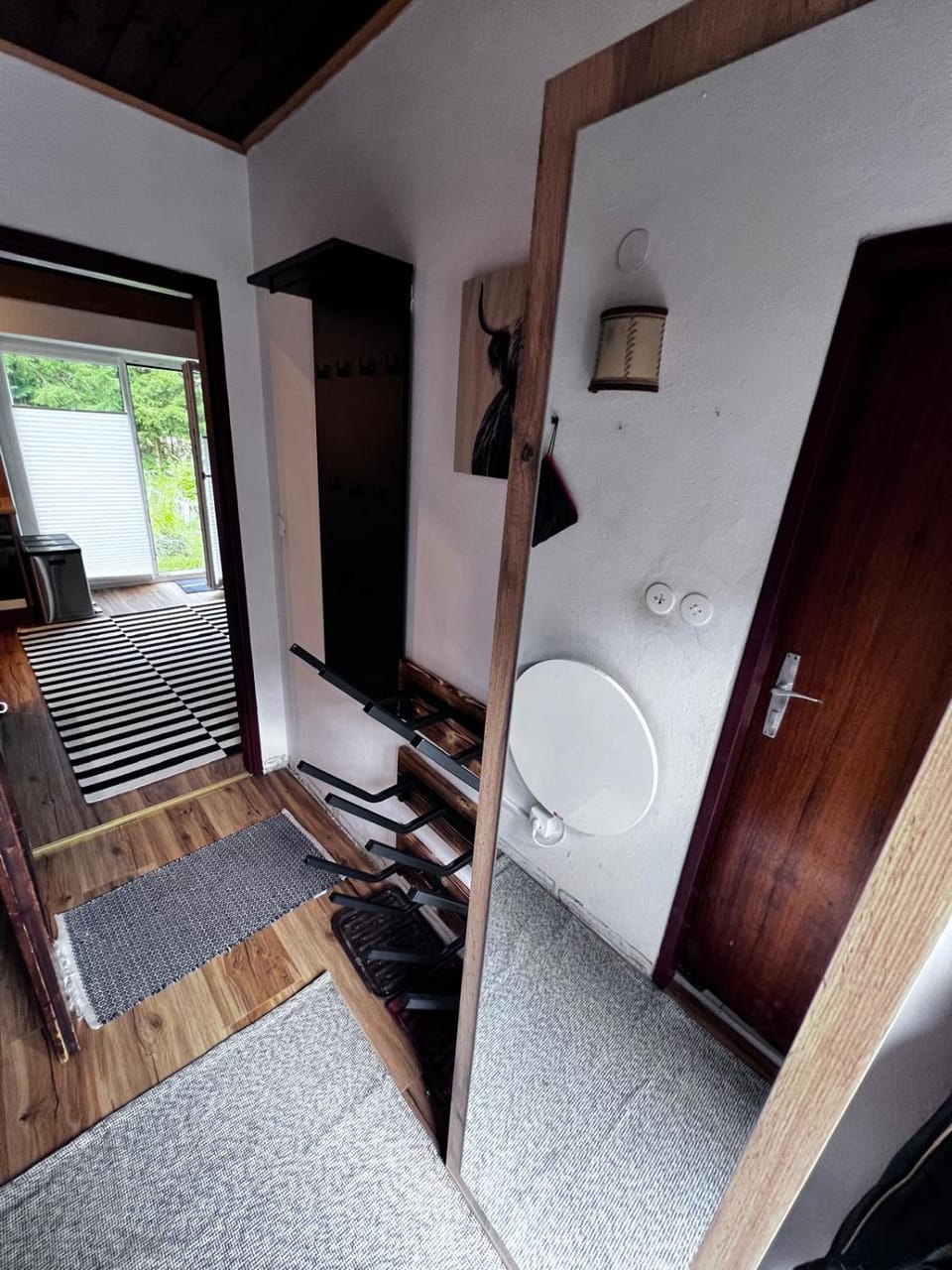 Photo of the whole room, storage