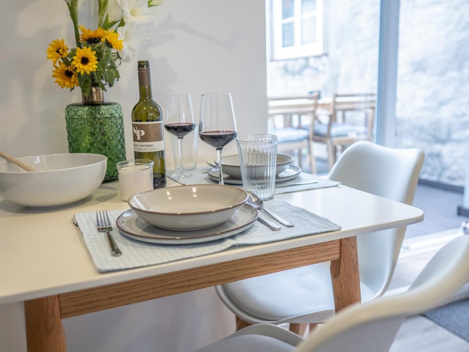 Seating area, Dining area