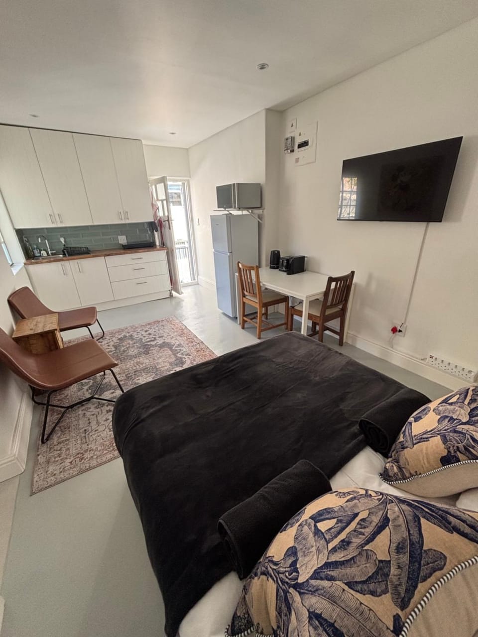 TV and multimedia, Kitchen or kitchenette, Living room, Photo of the whole room, Seating area, Dining area