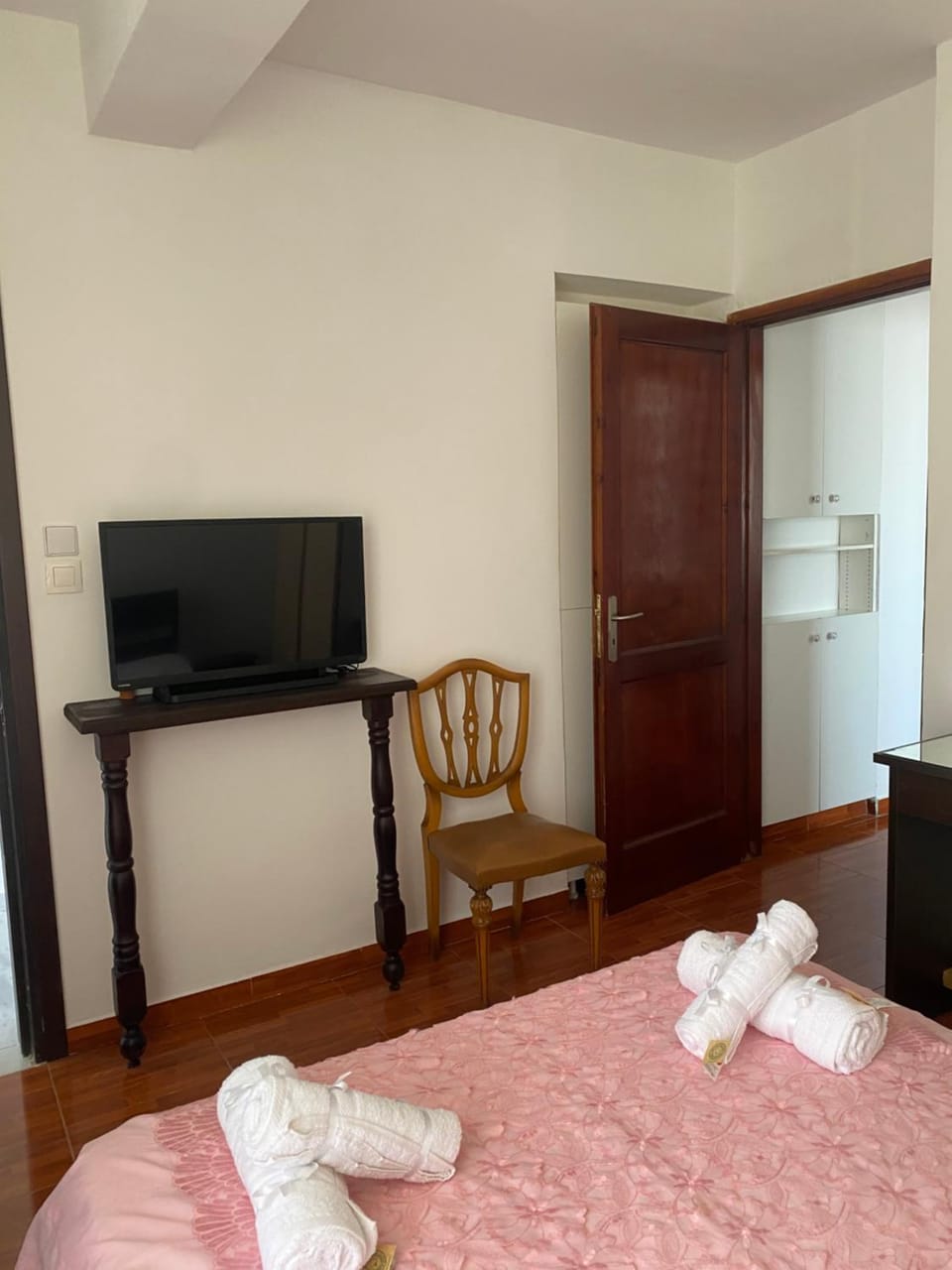 Bed, TV and multimedia, Bedroom, towels