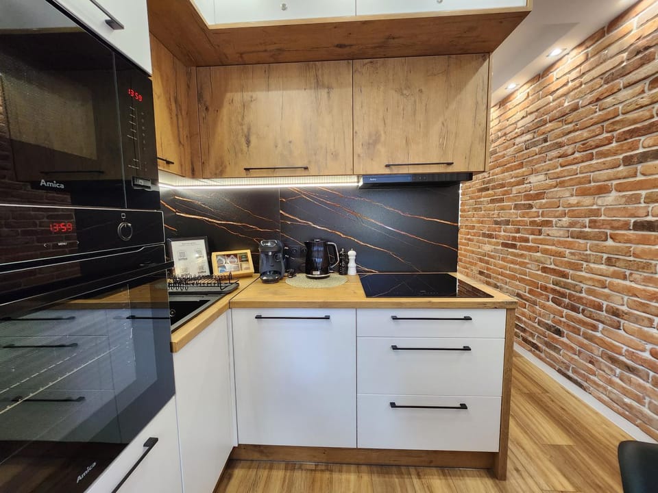 Coffee/tea facilities, Kitchen or kitchenette, dishwasher, stove