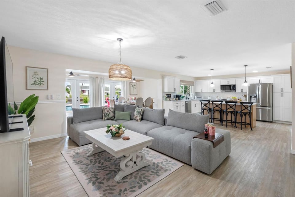 Brand New Saltwater Pool! - Waterfront Canal - Luxury Home Villa in Apollo Beach