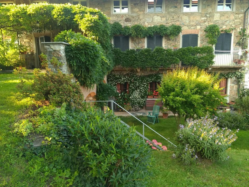 Facade/entrance, Balcony/Terrace