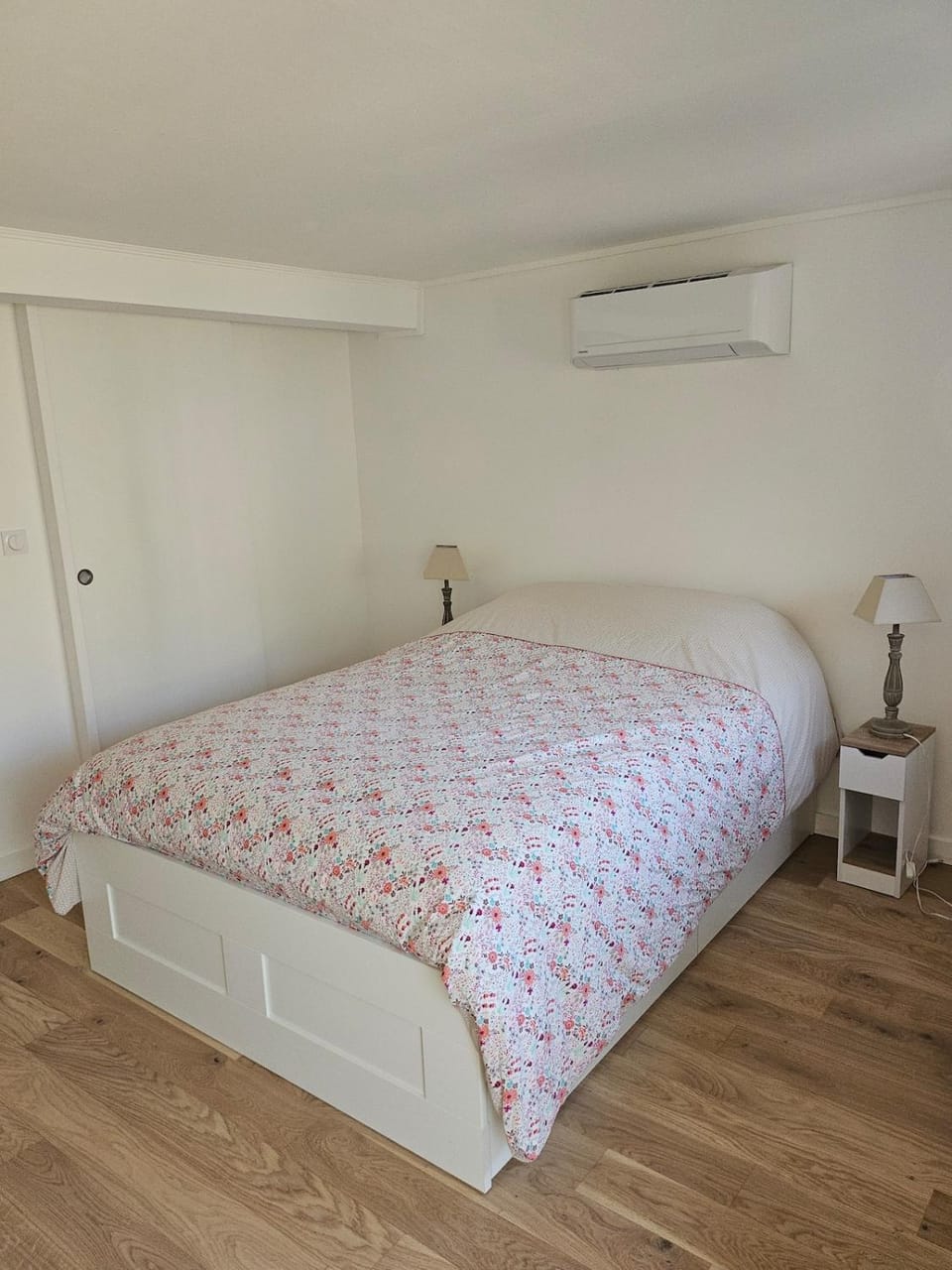 Bed, air conditioner