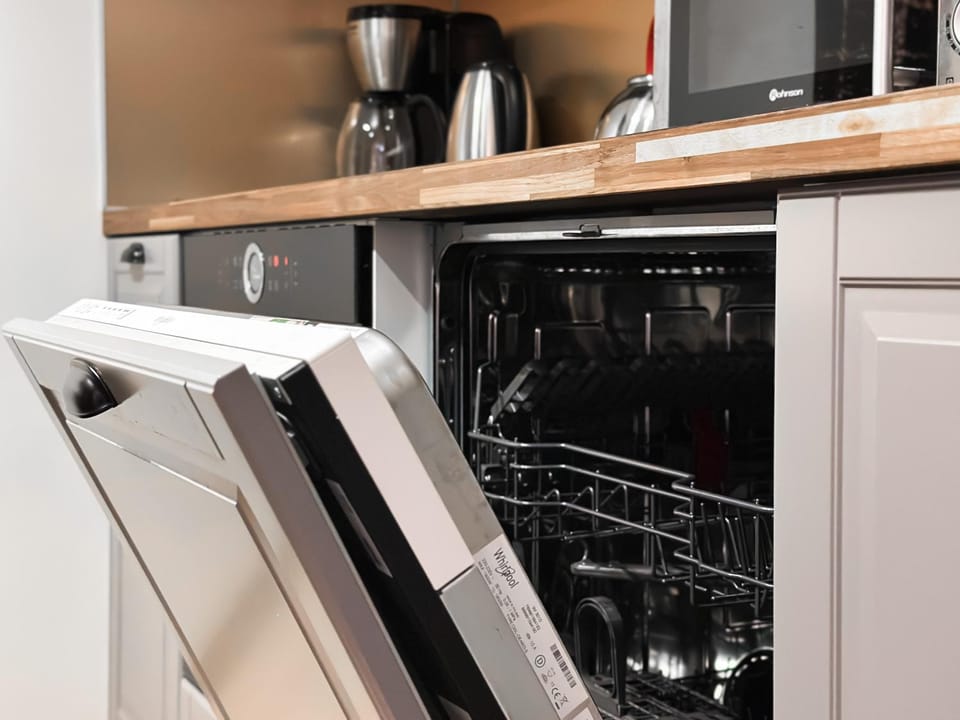 Kitchen or kitchenette, dishwasher