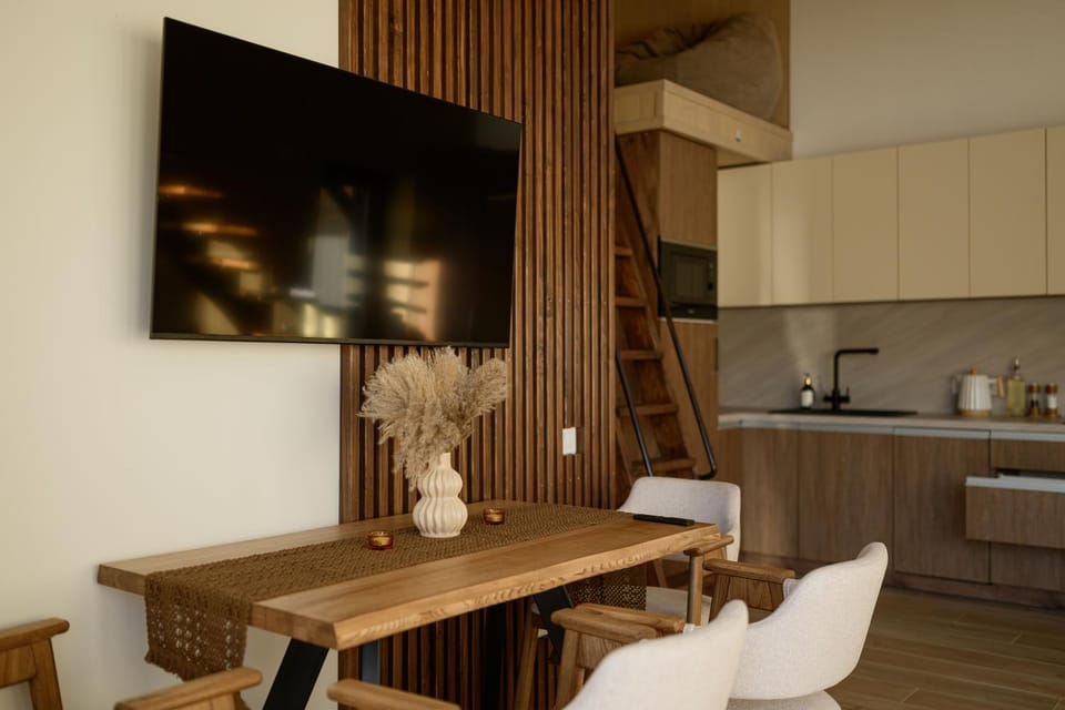 Communal lounge/ TV room, TV and multimedia, Coffee/tea facilities, Kitchen or kitchenette, Dining area