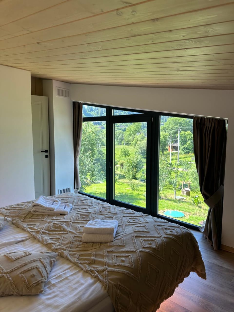 Bed, Photo of the whole room, Bedroom, Mountain view, towels