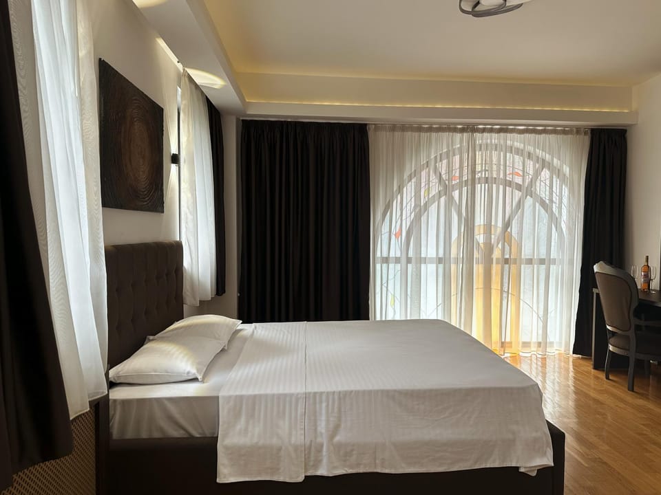 Bed, TV and multimedia, Photo of the whole room, Bedroom