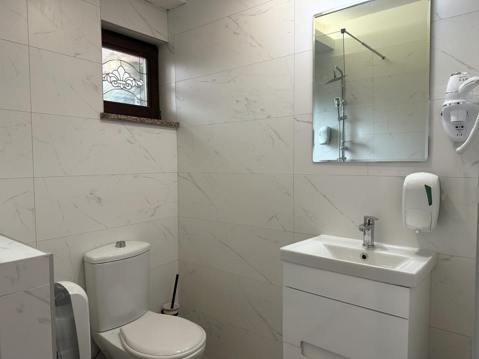 Toilet, Bathroom, towels