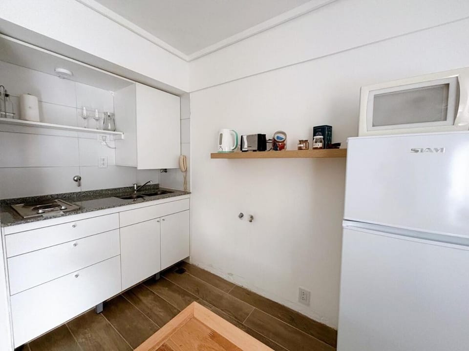 Coffee/tea facilities, Kitchen or kitchenette, stove