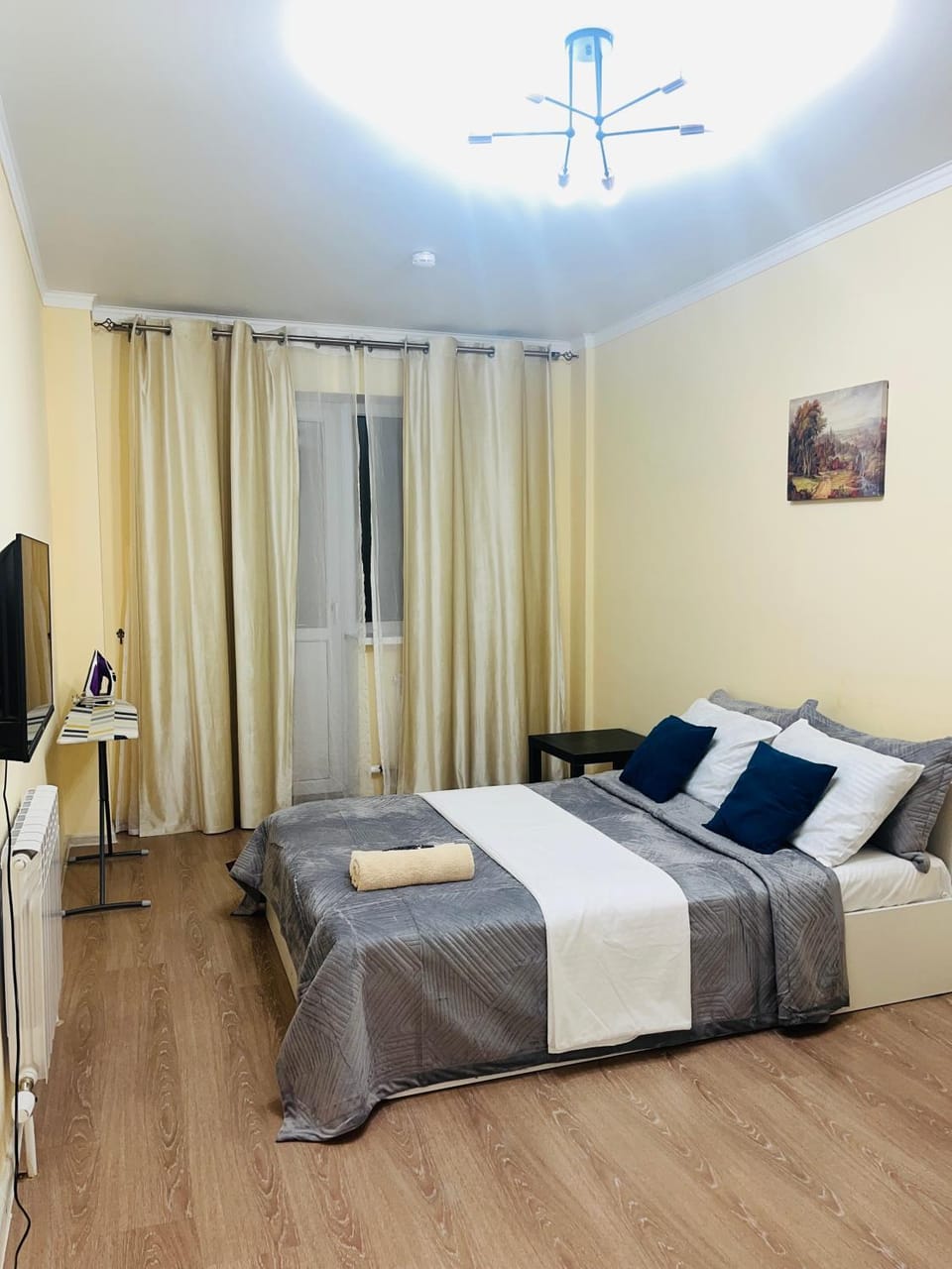 Bed, TV and multimedia, Bedroom