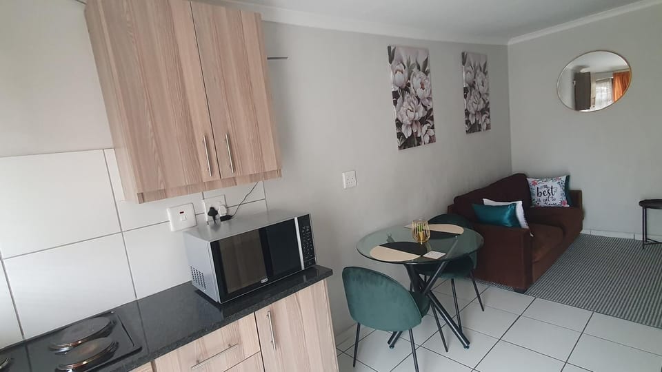 Kitchen or kitchenette, Seating area, Dining area, oven, stove