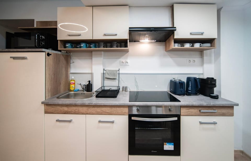 Coffee/tea facilities, Kitchen or kitchenette, stove, toaster