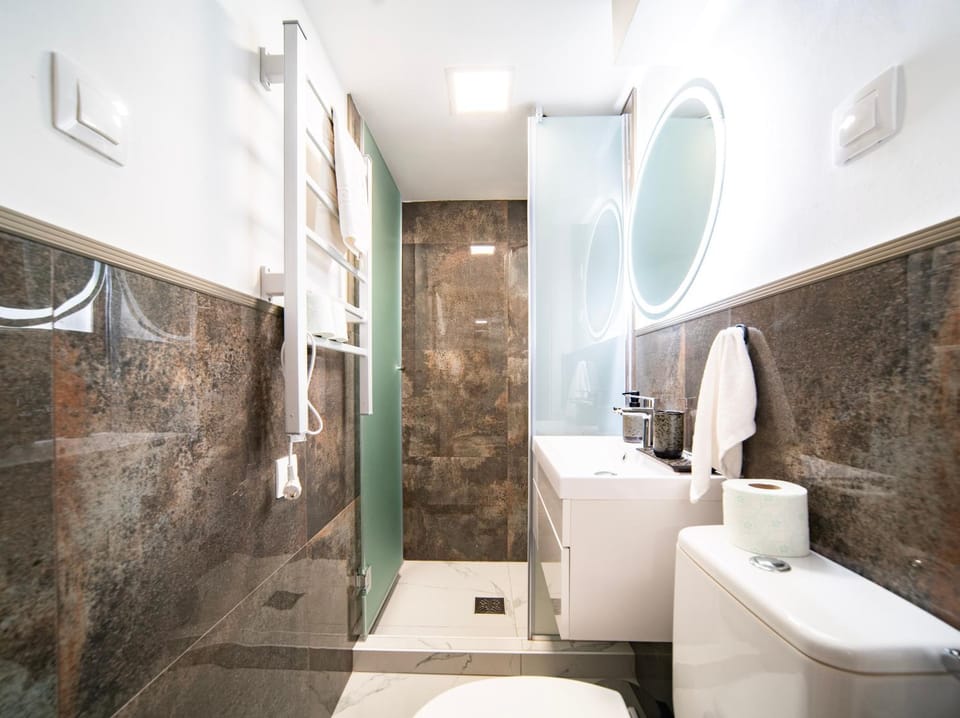 Shower, Toilet, Bathroom, towels