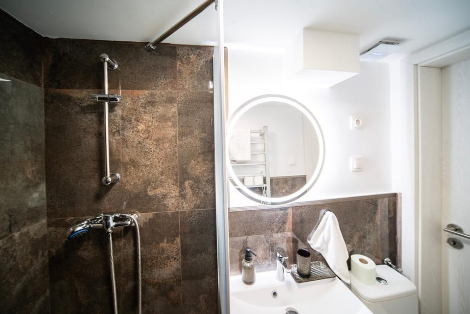 Shower, Toilet, Bathroom, towels