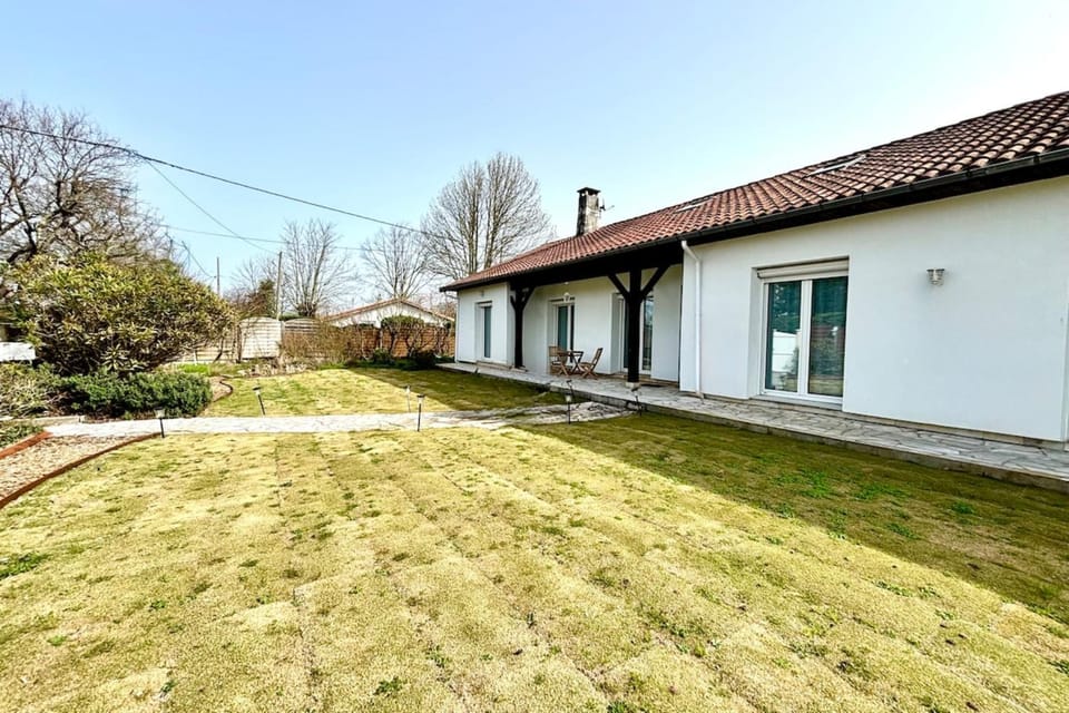 Luxurious villa with swimming pool House in Gujan-Mestras