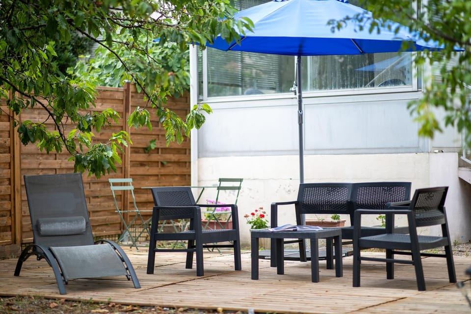 Patio, Spring, Day, Garden, Living room, Seating area, Dining area, Garden view, sunbed