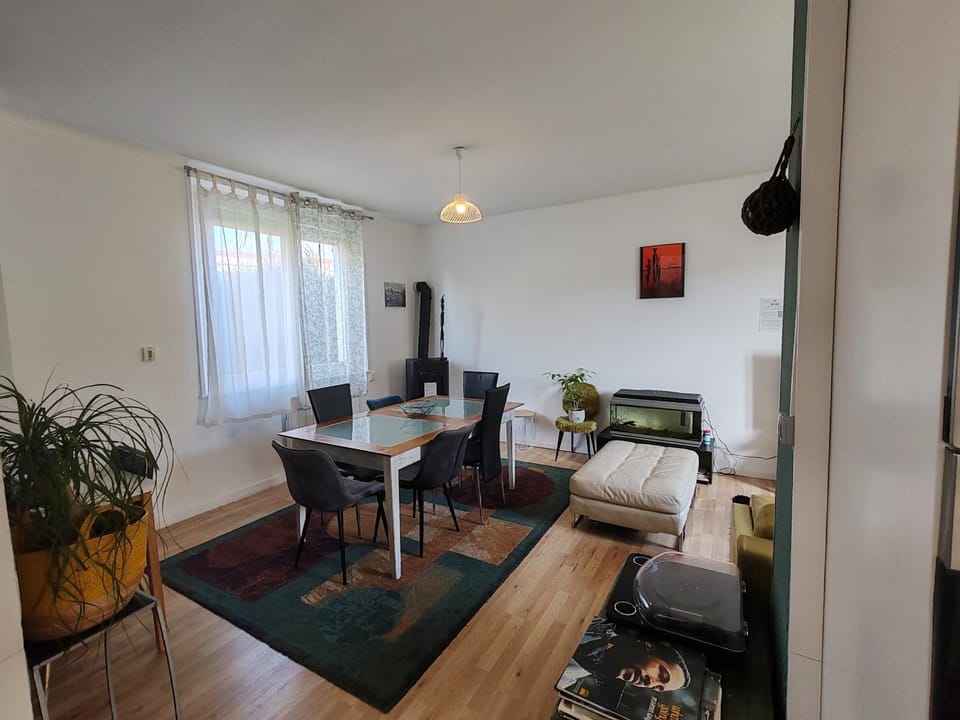 TV and multimedia, Living room, Seating area, Dining area