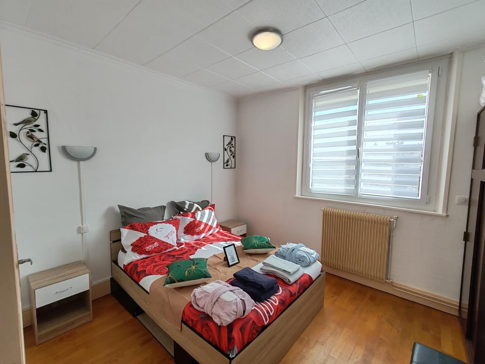 Bed, Photo of the whole room, Bedroom, towels