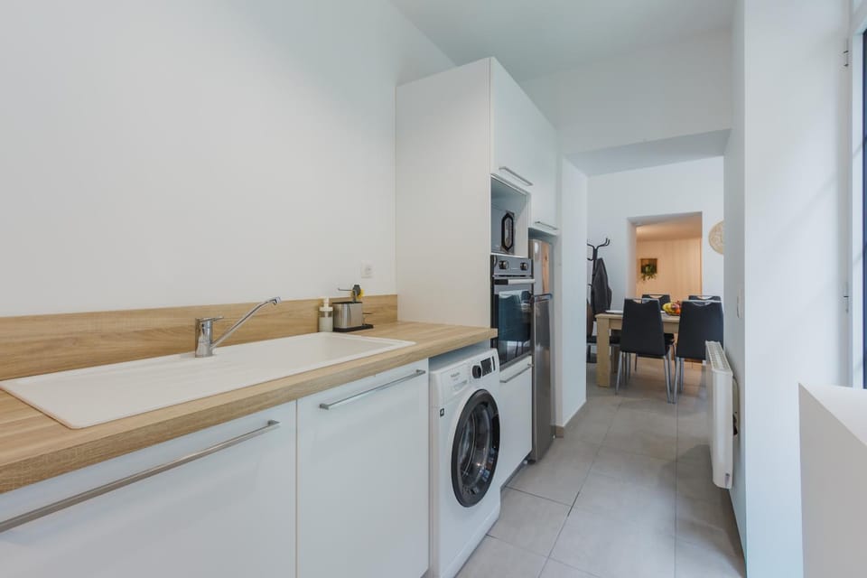 Coffee/tea facilities, dishwasher, microwave, washing machine, kitchen