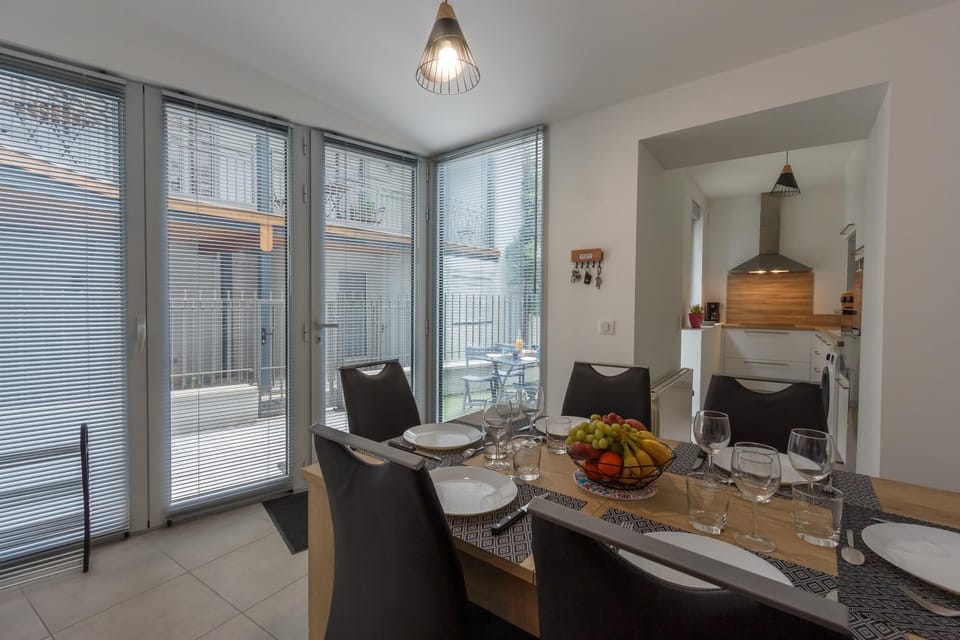 Dining area, kitchen