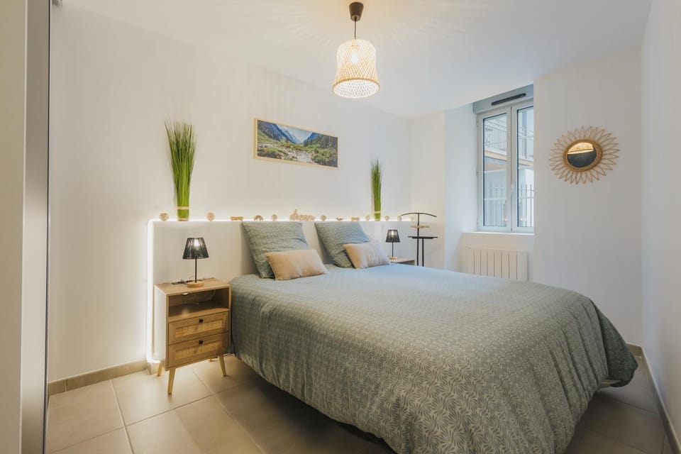 Bed, Night, Photo of the whole room, Bedroom