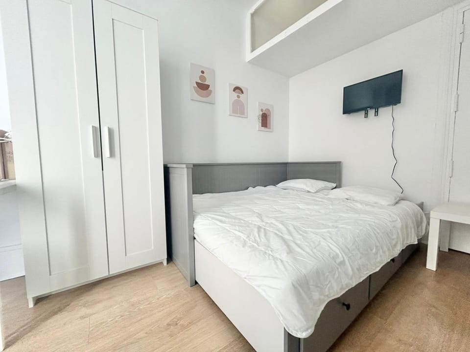 Bed, TV and multimedia, wardrobe