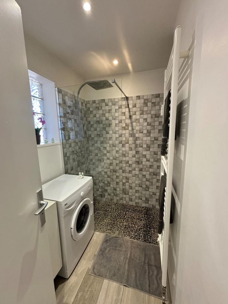 Grand studio climatisé, piscine, plage 5mn, parking gratuit Apartment in Antibes