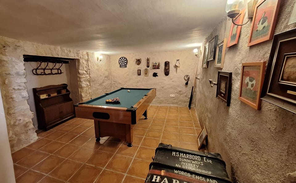 Billiard, Game Room