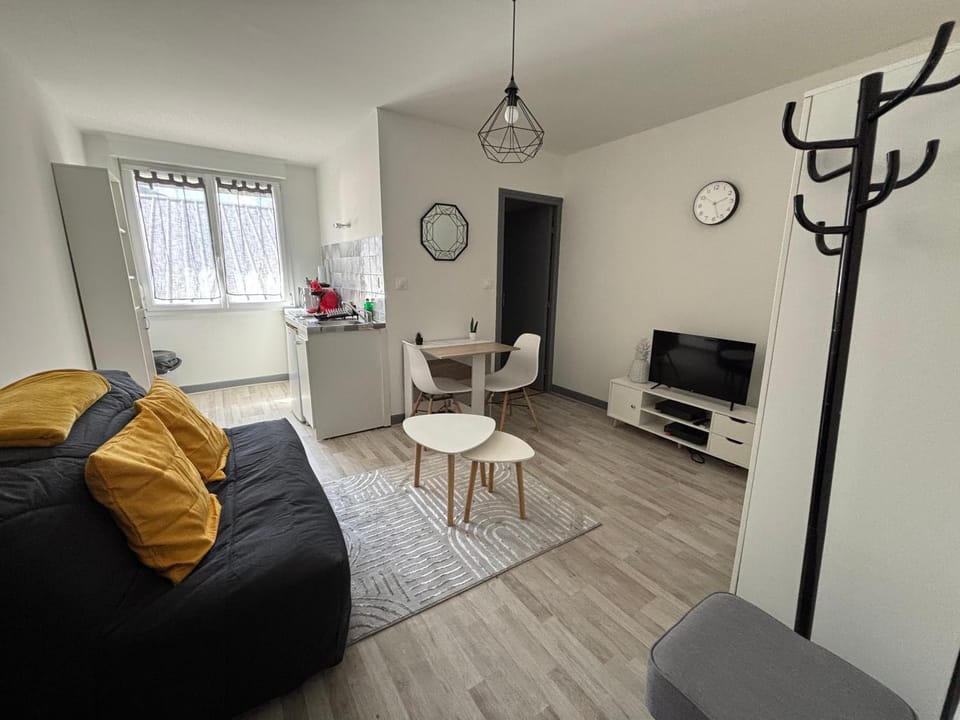 TV and multimedia, Living room, Seating area, Dining area