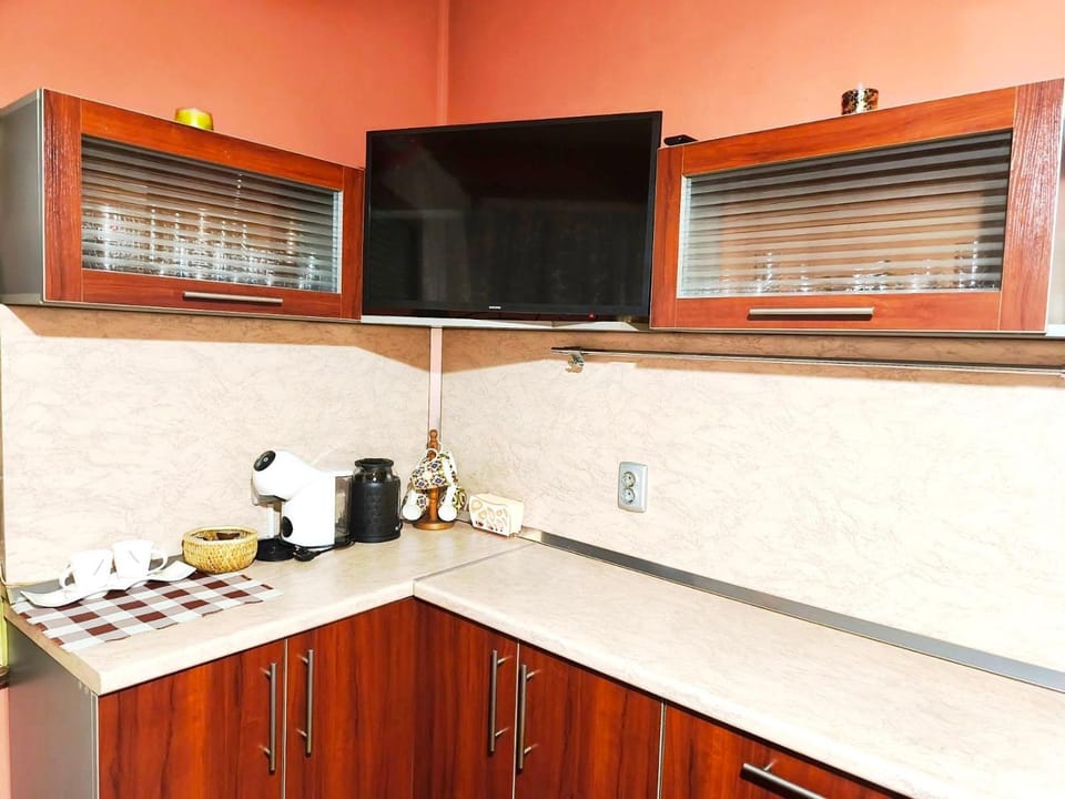 Coffee/tea facilities, Kitchen or kitchenette, stove
