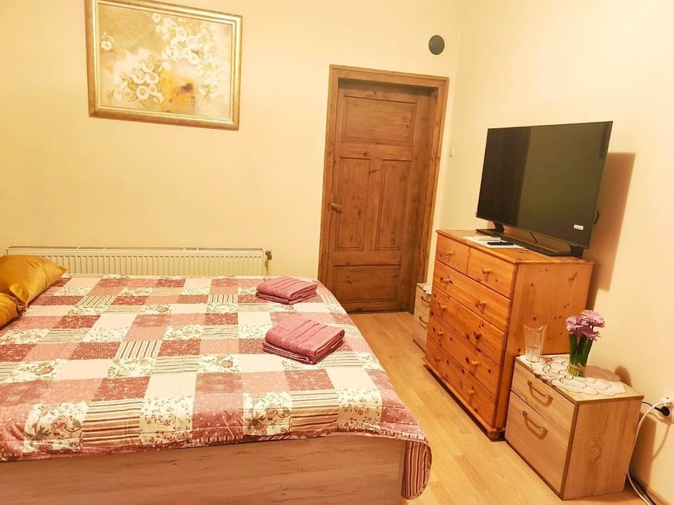 Bed, TV and multimedia, Bedroom, wardrobe