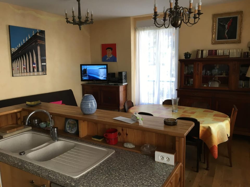 Kitchen or kitchenette, Living room