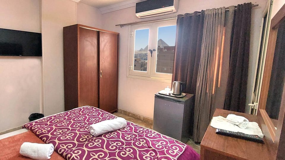 Bed, TV and multimedia, Photo of the whole room, Bedroom, towels, air conditioner