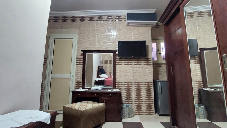 Bed, Bathroom, TV and multimedia, Photo of the whole room, Bedroom, minibar, air conditioner