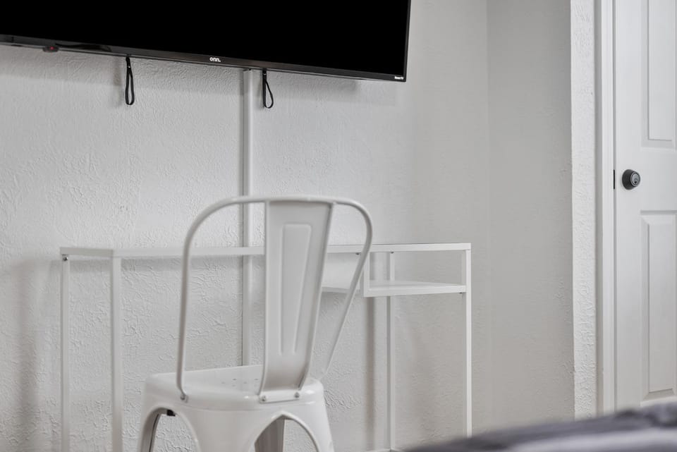 Bloomfield Pittsburgh H Stylish Cozy Private Bedroom, Shared Bathroom, with Free Parking Vacation rental in Pittsburgh
