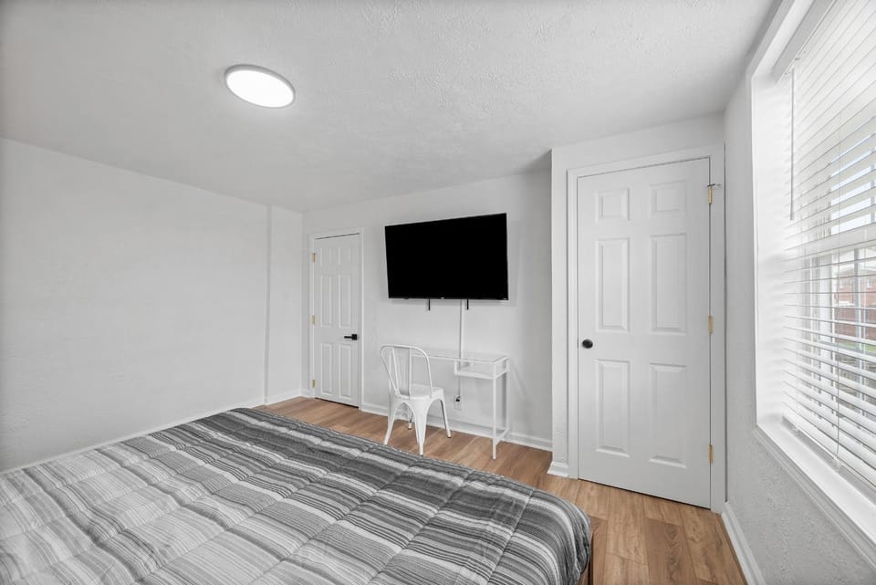 Bloomfield Pittsburgh H Stylish Cozy Private Bedroom, Shared Bathroom, with Free Parking Vacation rental in Pittsburgh