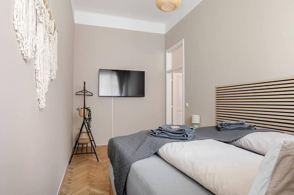 Bed, TV and multimedia, Bedroom, wardrobe