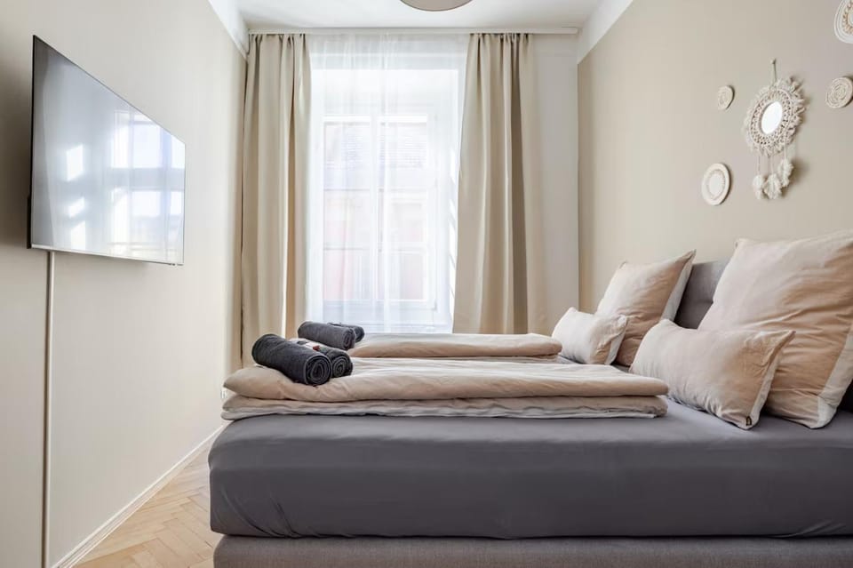 Bed, TV and multimedia, Bedroom, wardrobe
